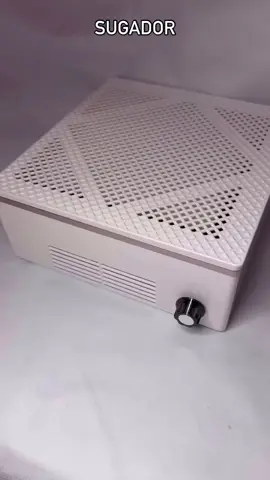 💫A grelha coletora de pó de unhas é um equipamento utilizado por manicures e Nails para coletar o pó gerado durante o atendimento, no processo de lixamento e polimento das unhas. 🤩Essencial para manter a área de trabalho limpa e perfeita para manter a profissional e a cliente longe da inalação da poeira. ✨Possui um design moderno e sofisticado, na cor branca com detalhe metalizado rosa, agrega estética e profissionalmente no local e atendimento da manicure. Potencia de 60w Controle manual de velocidade #lojadanail #manicure #unhas #naildesign #qualidade #alongamento #sugador 