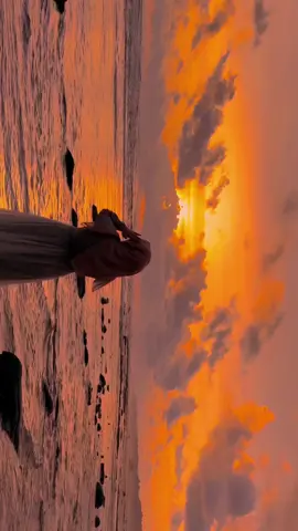 sunset chaser 🌤️🤍 #sunsetvibes #somebodypressure #pantai #fyp 