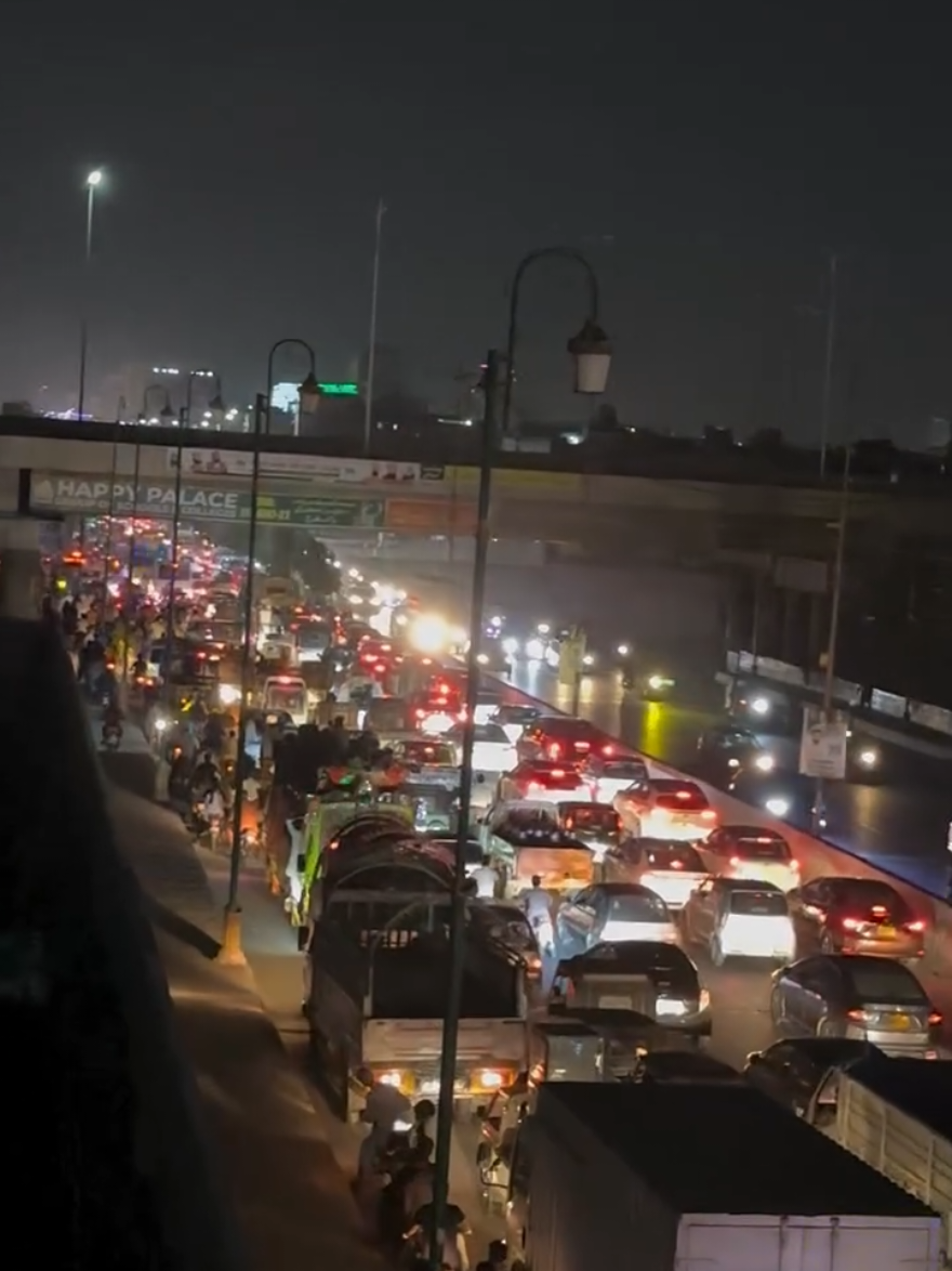 Saturday Night Scenes in Karachi City😴   #karachi #traffic #trafficjam #saturday #saturdaynight #city 