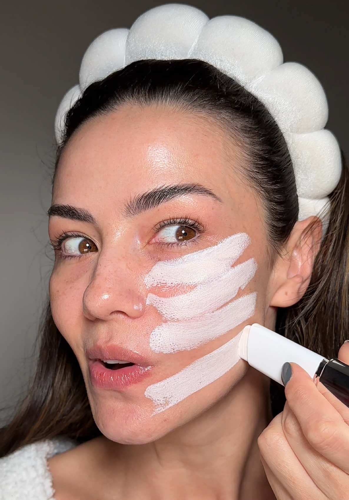 Primeiras impressões da base coreana mega viralizada! Minha pele tá um pouco seca então seguirei testando pois já comprei e quero usar e ver se me adapto melhor, mas de momento, infelizmente eu não curti muito na minha pele! 🥲 Tela verde @official_lady_venom ig . . . #basecoreana #viral #foundationstick #maquiagem #makeup #makeupbrasil #BeautyReview