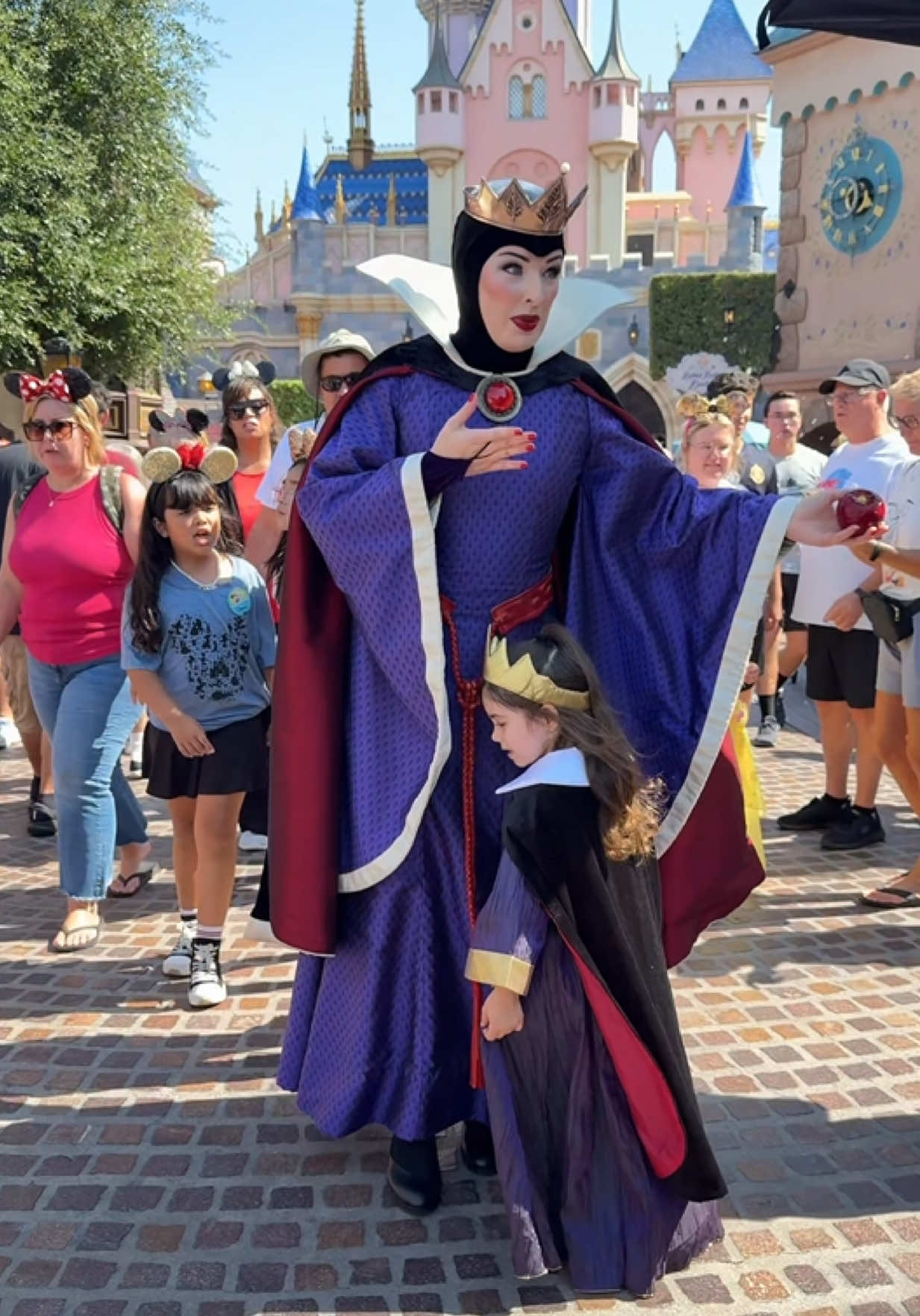 Her dream of meeting the Evil Queen came true! 🙂‍↕️💜  thank you to the Evil Queen herself and all the cast members that made her feel so special all day long 🥹 @Disney @Disney Parks @Disney Jr.  #disney #disneyland #evilqueen  #snowwhite #toddlersoftiktok #disneytiktok 
