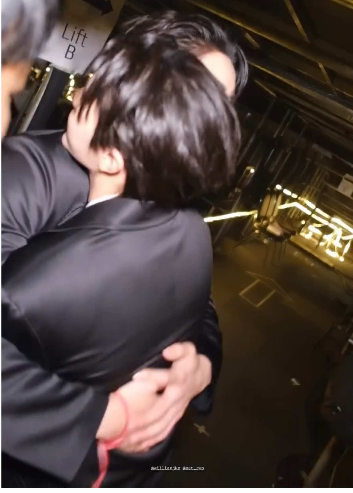 กอดให้กำลังใจก่อนขึ้นโชว์ WILLIAMEST 1ST MOMENT ##WilliamEstFanconD1 #Williamjkp #Est_Rvp #WilliamEst #วิลเลี่ยมเอส 