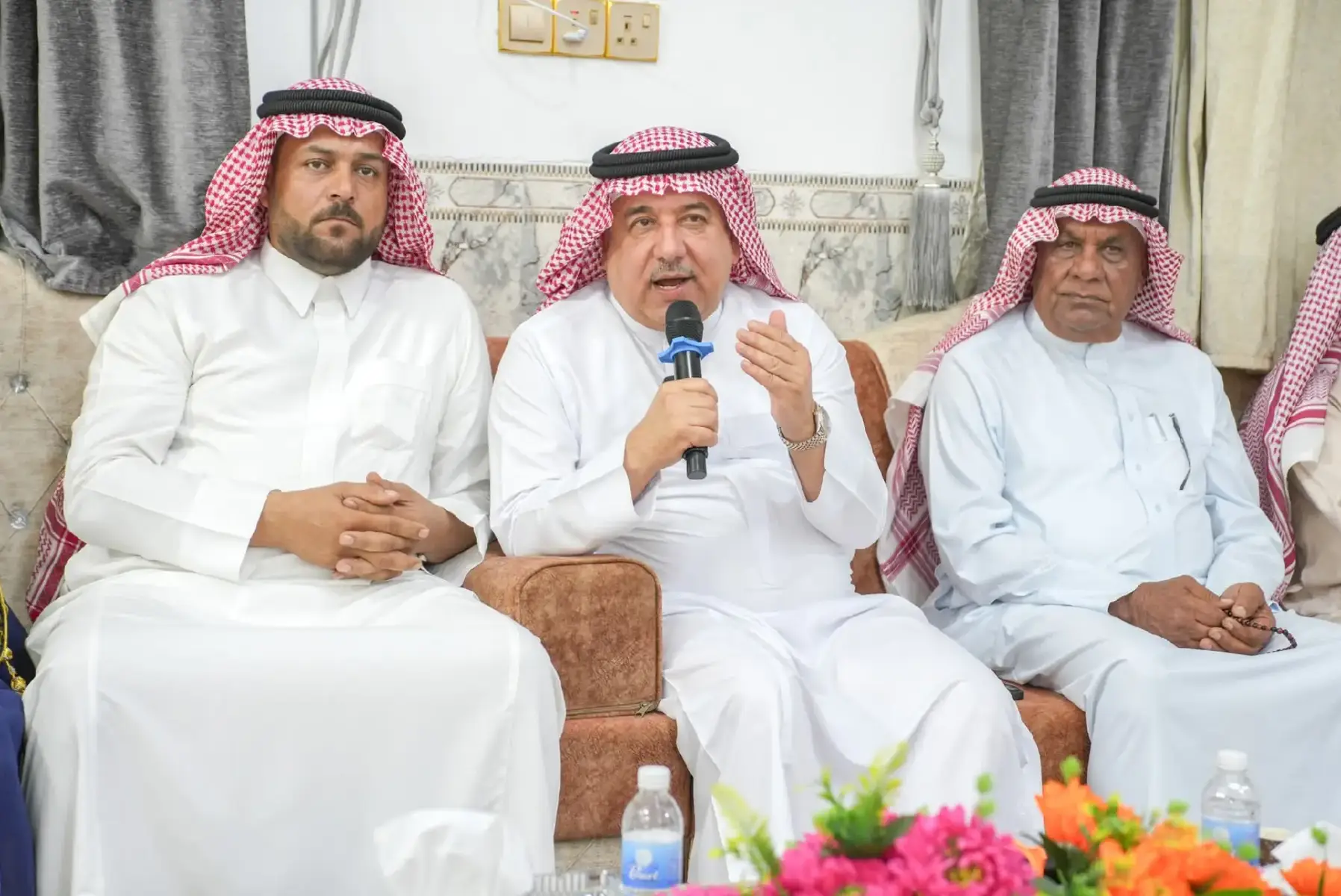 زيارة الحقوقي عامر الفهداوي إلى مضيف عشيرة البوفياض في السجارية في إطار الحراك الوطني والتواصل الاجتماعي البنّاء، لبّى الحقوقي عامر  الفهداوي دعوة كريمة من الشيخ مصطفى مؤيد كامل، الشيخ العام لعشيرة البوفياض، في مضيف البوفياض العام بمنطقة السجارية شهد اللقاء أجواءً أخوية مفعمة بالتقدير والاحترام المتبادل، وتخلله حديث معمّق عن أهمية دور العشائر في دعم الاستقرار وتعزيز المشاركة الوطنية الفاعلة في المرحلة المقبلة، ولا سيما في ظل التحديات التي تمر بها البلاد. وأشاد الشيخ مصطفى مؤيد خلال كلمته بالدور الوطني والمواقف المشهودة التي يتحلى بها الحقوقي عامر الفهداوي، مؤكدًا دعم عشيرة البوفياض لكل الجهود التي تصب في خدمة الأنبار وأبنائها. من جانبه، عبّر الفهداوي عن امتنانه لهذه الدعوة الكريمة، مثنيًا على المواقف الأصيلة لعشيرة البوفياض، ومشددًا على أهمية تعزيز روح التكاتف بين أبناء المحافظة لتحقيق العدالة والتنمية والاستقرار. #عشائرنا_فخرنا_الرمادي_باعيننا  #رجال_المواقف #عامر_خلف_علاوي  #لايك__explore___ 