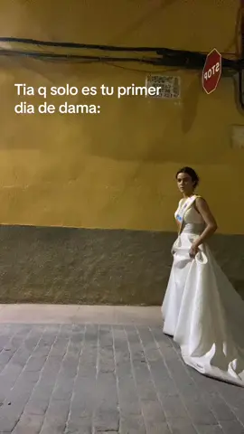 Dama a la fuga. Y acompañante y la girls siempre detras… #dama #shanis #fiesta #flamencaalafuga #flamenca #novia #amigos #fiestas #pueblo #fiestasdepueblo #gala #bailedegala #baile #presentacion 