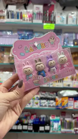 Estamos llenos de productos de LABUBU! 😻 👉🏻 Este es un pack de 4 gomas de borrar. El packaging viene en color celeste o rosa. Las gomas son desarmables ✨ #labubu #labubumonster #kawaii #libreria #novedad #foryou 