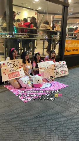 Ayer las ví en del Kennedy y solo quiero ser una de ellas 😭💓 PERÚ ES CLAVEEEEE #gatchurras😺💘 #hellokitty #mcdonaldsperu 