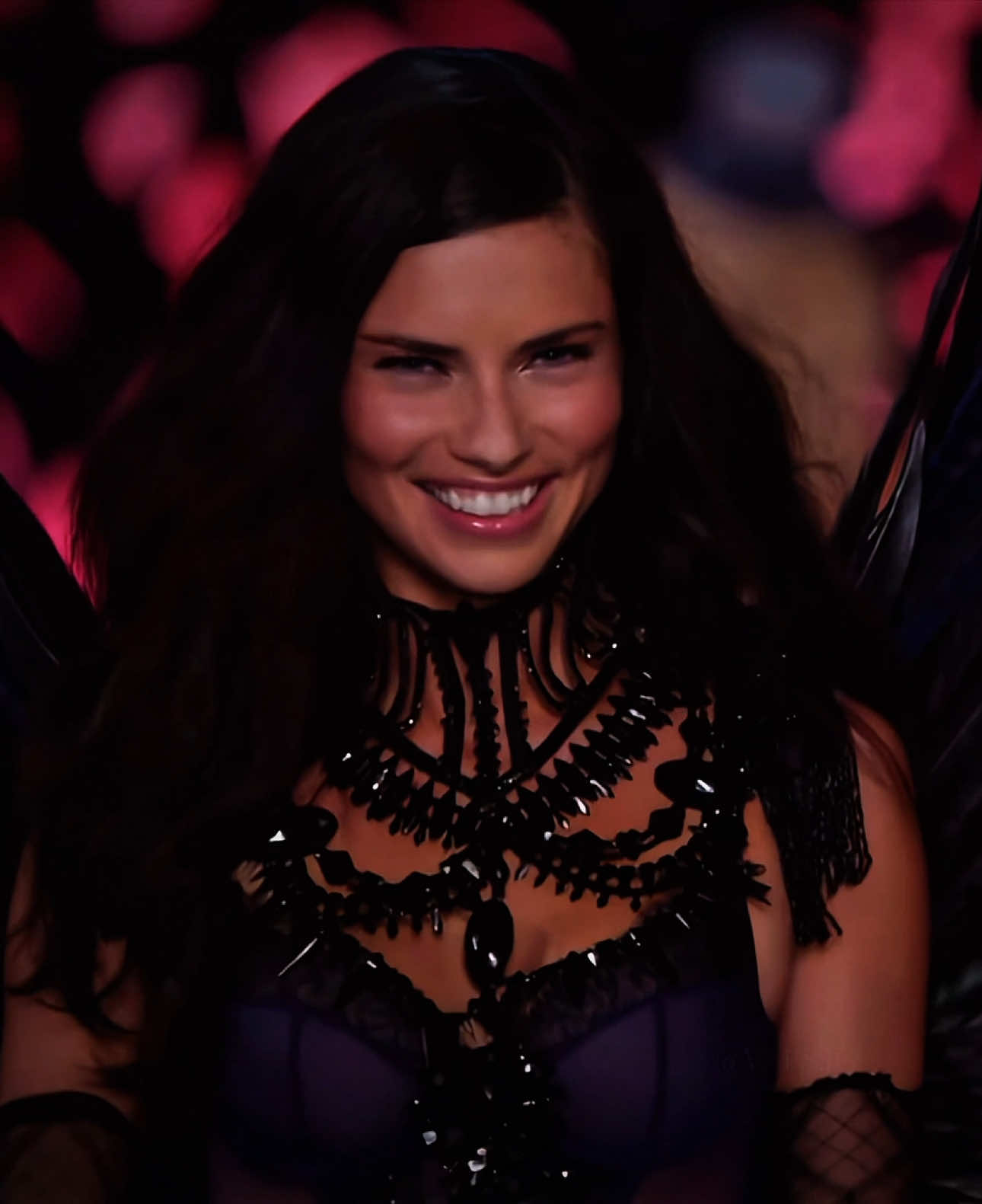 love potions 💋🪽  #victoriassecret #slowmo #VSFashionShow2025 #adrianalima  #doutzen #candiceswanepoel #alessandraambrosio #edits #fyp 