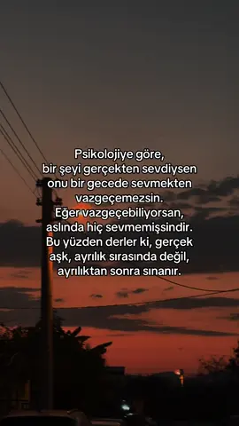 Gerçek sevgi, bitiş anıyla son bulmaz. Bir gecede sönmez, birkaç kırgın sözle yok olmaz. Eğer kolayca unutuluyorsa, o baştan beri sandığın kadar güçlü değildir. Çünkü gerçek sevgi, ayrılık geldiğinde değil; ayrılıktan sonra bile aklına düştüğünde, kalbinde hâlâ aynı sıcaklığı hissettirdiğinde anlaşılır. Zaman geçse, yollar ayrılsa bile, o his yerini koruyorsa işte o zaman adını gerçek koyabilirsin. Daha fazlası için takipte kal❤️