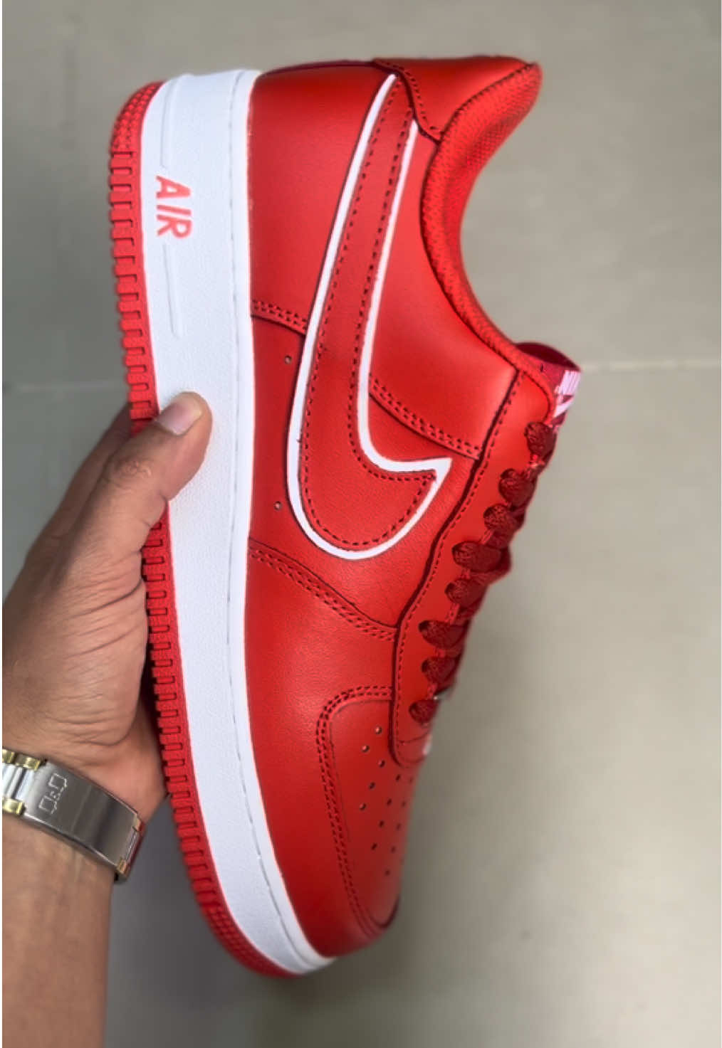 🔥 Vibra fuerte, pisa con estilo. Estos rojos no son para pasar desapercibido… son para conquistar miradas. ¿Listo para encender la calle? 🚀 #nikeairforce1 #sneakerlover #sneakerhead #urbansneakers #tendenciasneakers #sneakerscolombia #modaurbana #styleurbano #zapatillasnike #outfiturbano #sneakerstyle #airforce1 #zapatos #viral #creatorsearchinsight 