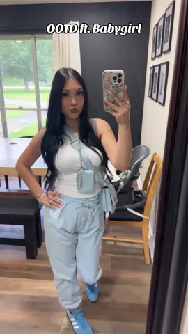 Always got a photobomber now 🤣 #OOTD 