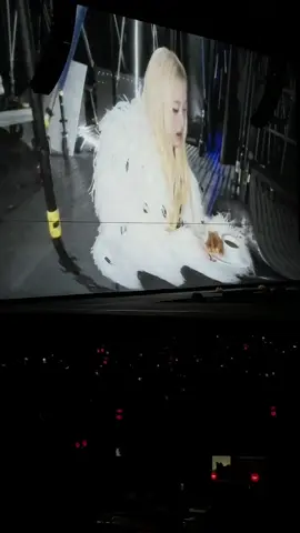 Rosé comiendo churros 🇪🇸 #blackpink #concert #deadline #barcelona #roses_are_rosie #rose #rosé 