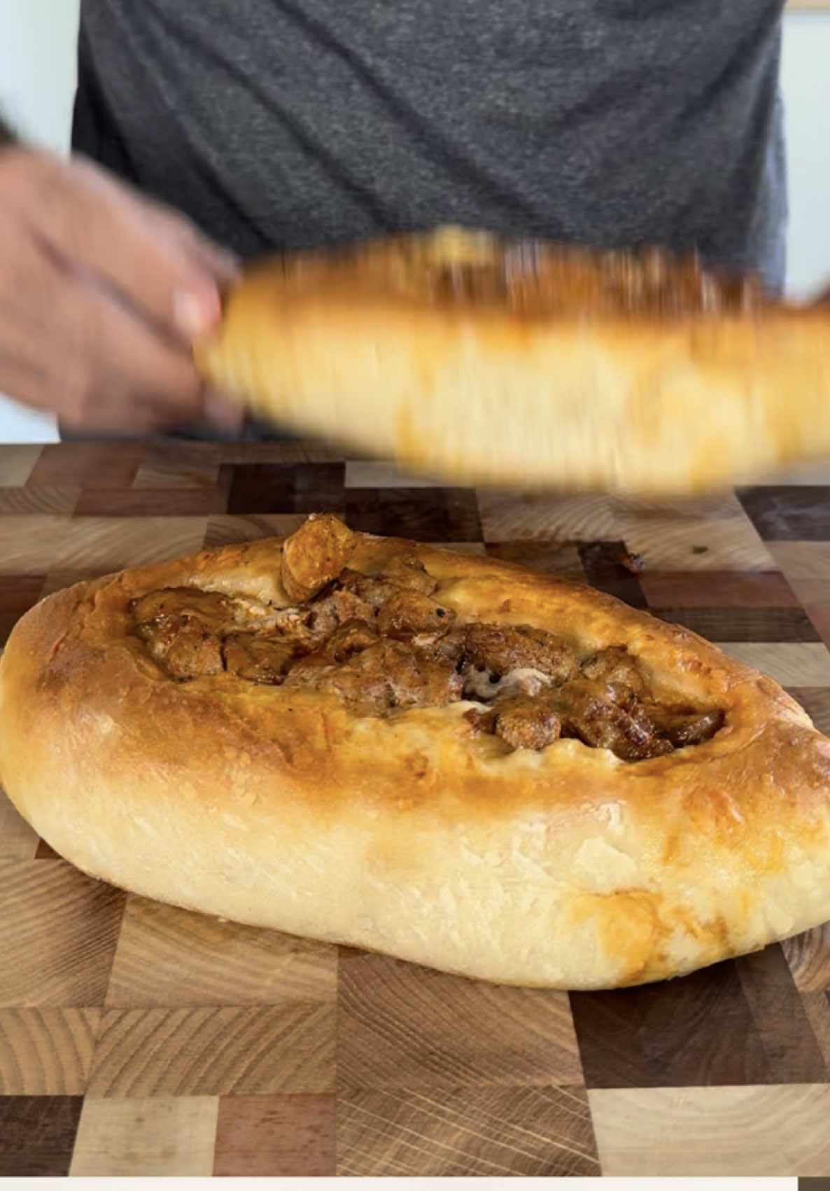 Fléchette & Fourchette : Épisode 107 Macédoine 🇲🇰 - Pastrmalija 🍕🥖   - Sel/Poivre - Filet mignon  - Paprika  - Huile  - Farine  - Levure boulangère  - Eau  #recetterapide #recette #dricecook #macedonia #macedoine #recettedumonde #food
