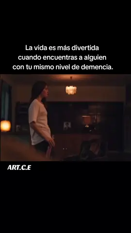 La vida es más divertida cuando encuentras a alguien con tu mismo nivel de demencia ❤️ #lobohombreenparis #frasesbonitas #frasesdeamor #fraseparadedicar #parejas #paratii #fypp 