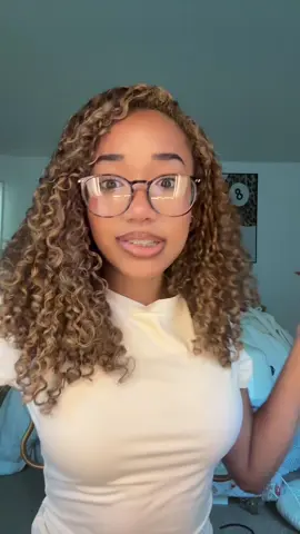 👩🏼‍🦱👩🏼‍🦱