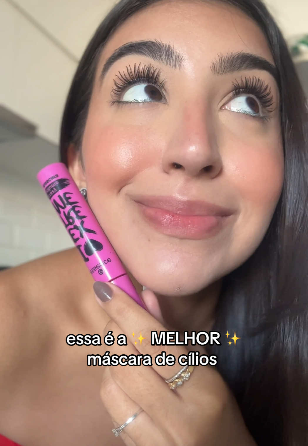 Essa é a melhor máscara de cílios que eu já testei e é da @essence.cosmetics “I Love Extreme” na cor preta 🖤 Clica aqui no botão laranja do Tik Tok Shop e garanta já a sua - prometo que vc vai se apaixonar por ela tanto quanto eu! Ela é INCRÍVEL!!!  #maquiagem #essencemascara #mascaradecilios #tiktokshopbrasil #dicasdebeleza 
