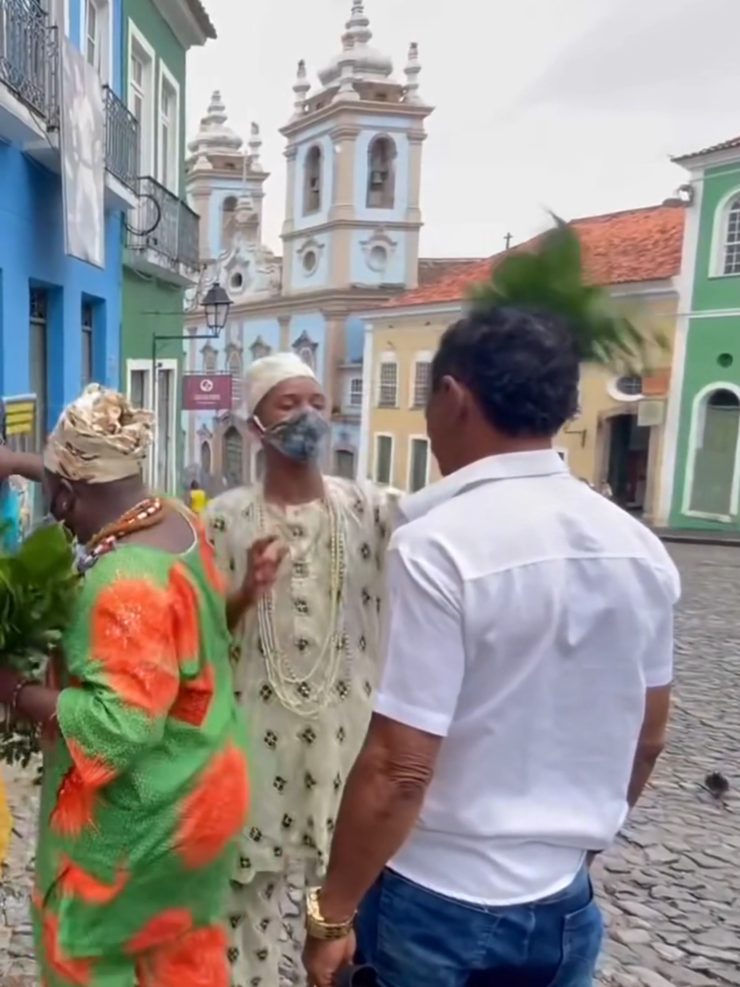 Charlles, Tiringa e Tõe provam o acarajé e é benziado pela Iemanjá na Bahia kkk  #memes #tiringa #tiringa_comedia_selvagem #tiringaoficial #piada #piadas #sorrir #trolagem #rindo #alegria #charlesetiringa #humor #comedia