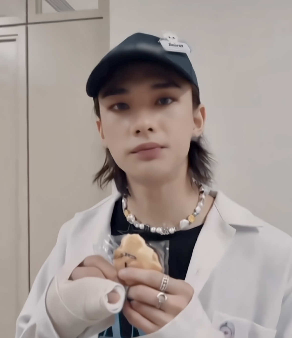 he really can't last two seconds alone with hyunjin without flirting with him #hyunho #hyunjin #hyunjinedit #leeknow #leeknowedit #straykids #fyp 