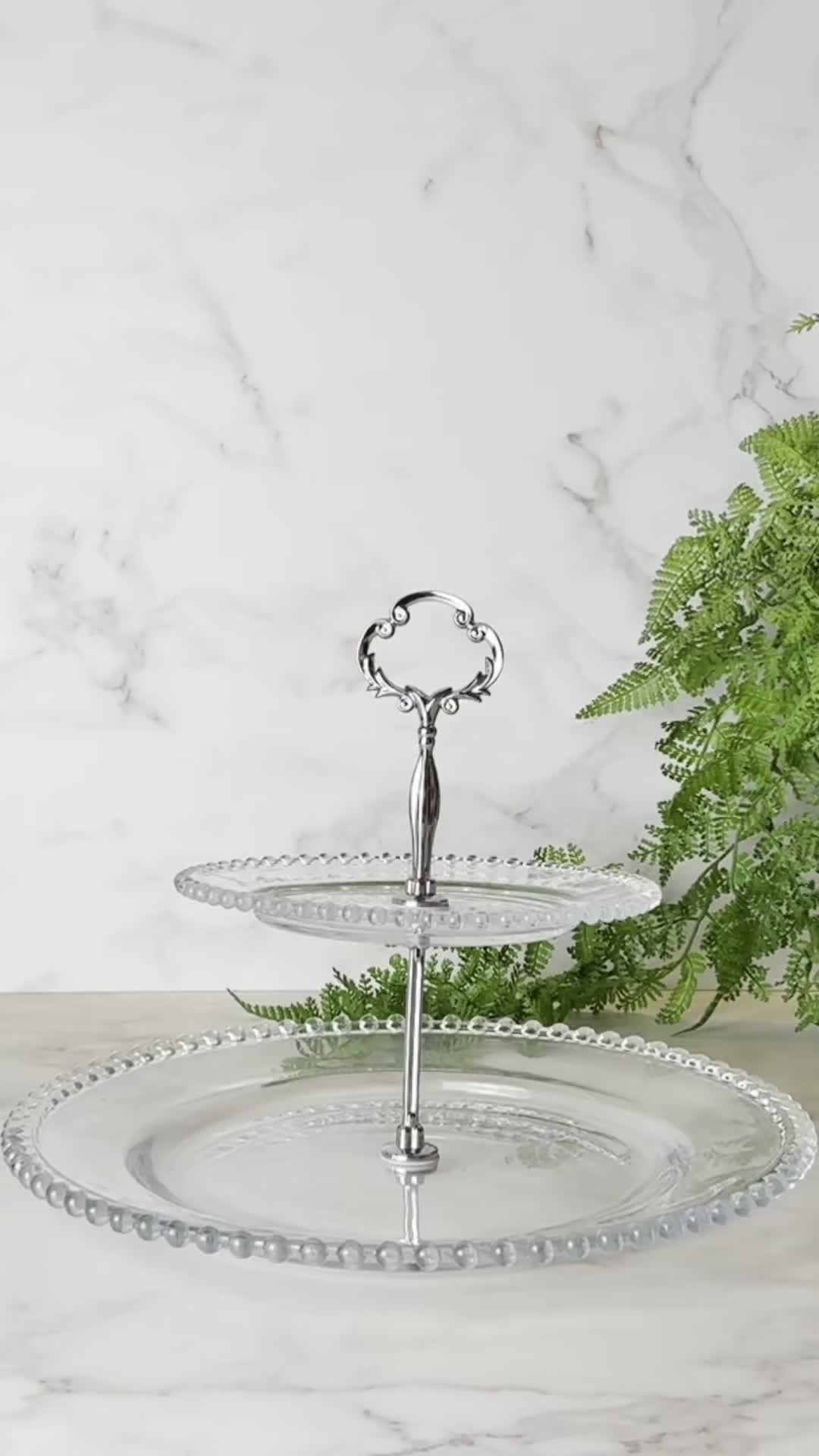 ✨ Dois andares de puro encanto Brilho de cristal que impressiona Elegância em cada detalhe 32x25cm de beleza funcional Doces servidos com sofisticação #DetalhesQueEncantam #MesaPostaElegante #DocesComEstilo #CristalQueBrilha #MinhaCasaTemWolff