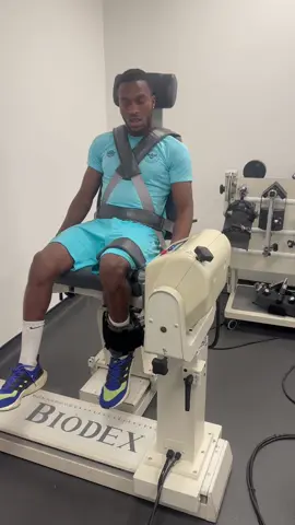 How’s he asking me questions straight after IKD test 😂😂😂😂🤣🤣 #acl #aclrecovery #acltesting 