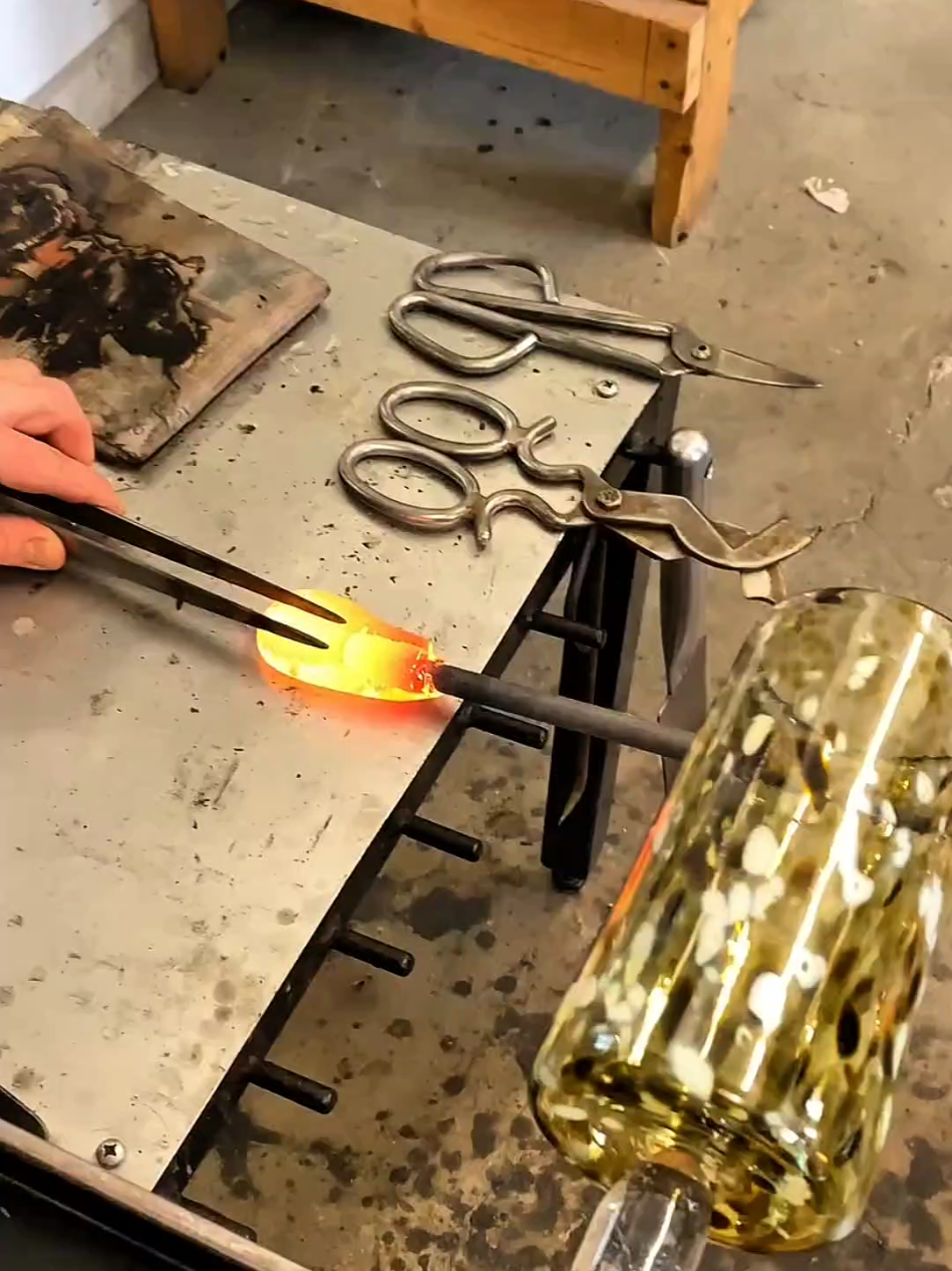 blowing glass Arts very amazing.. #DesignInspiration #BlownGlassLighting #GlassMakingProcess #LightingDesign #MadeWithLove #DecorGoals #sylcomlighting #fyp #foryoupage #Usa