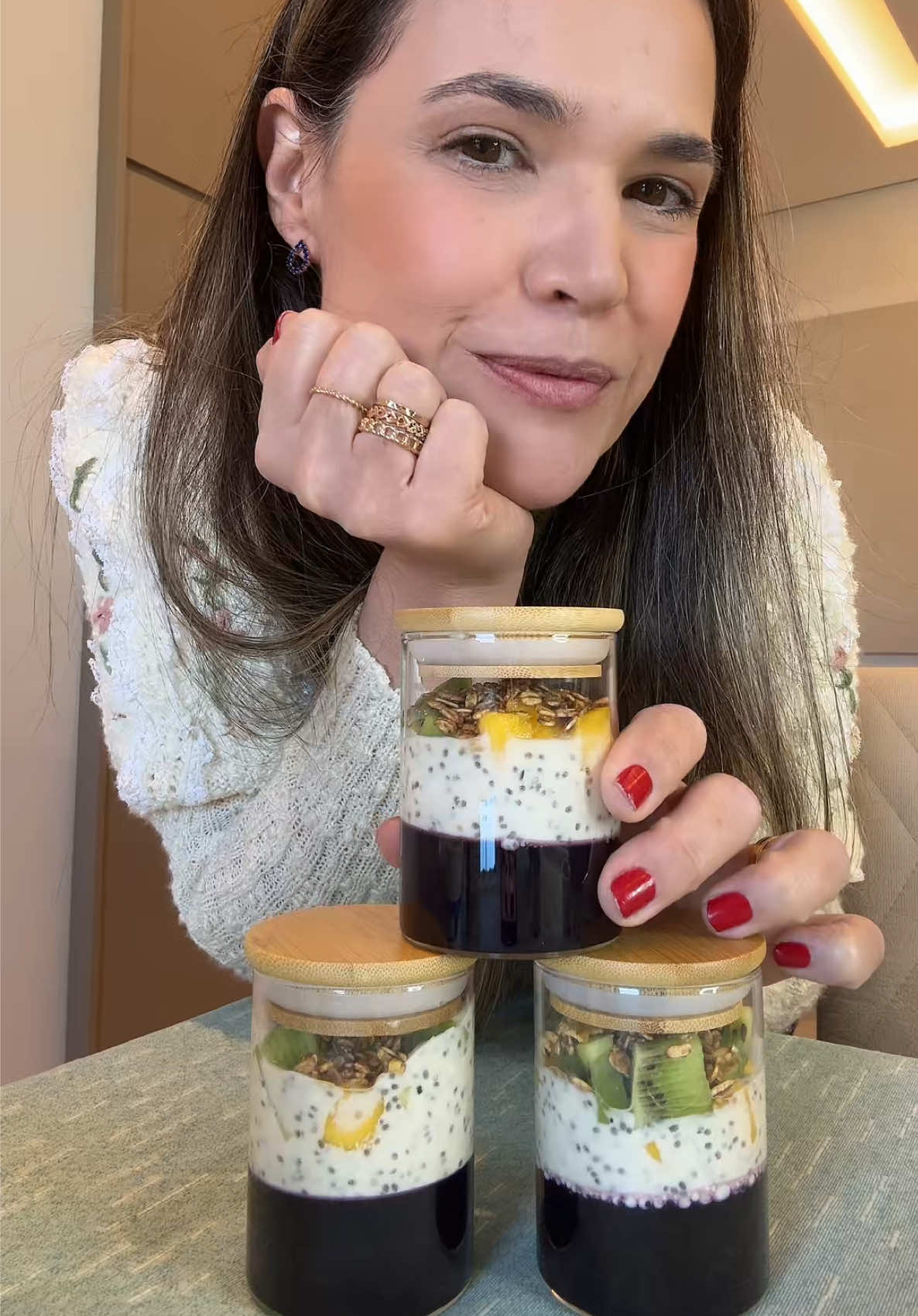 A receita fica mais bonita viu! Já comeram este docinho com frutas!? overnight oats. #receita #overnightoats #frutas #comendo 