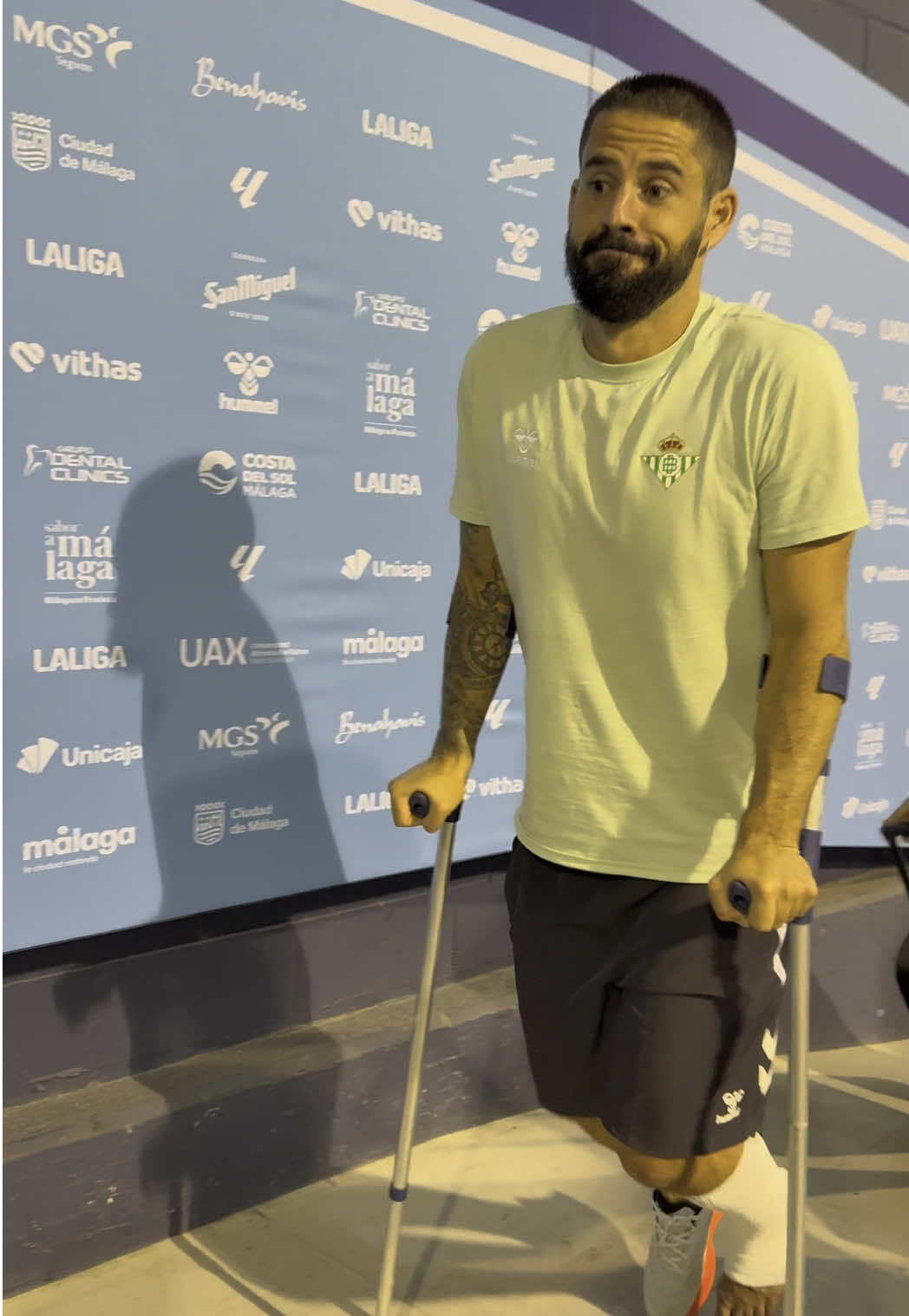 🚨 ÚLTIMA HORA: Isco sale lesionado de LA ROSALEDA a 6 días de empezar @LALIGA  #ultimahora🚨 #isco #realbetis #laliga #futbol⚽️ 