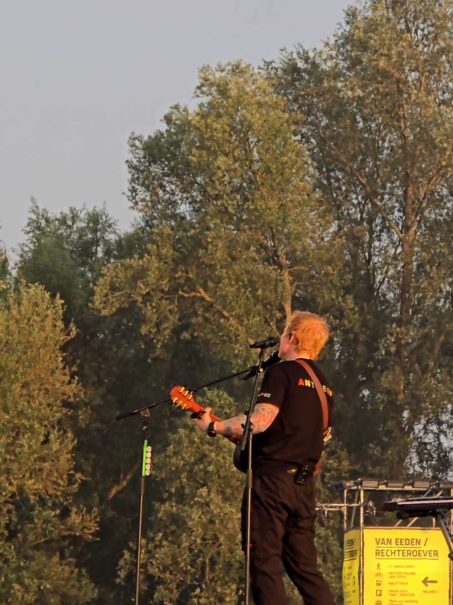 the A team singing by ed @Ed Sheeran HQ @Ed Sheeran  . . . #color #show #musique #mathematicstour #mathematics #belgique #belgium #dive #anvers #antwerp #ed #edsheeran #final #theateam 