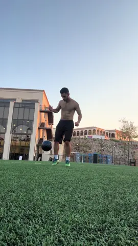 Knee juggling #football #futbol #Soccer #juggling #thebeautifulgame #jogabonito #cr7 #messi #neymar #433 #kaka