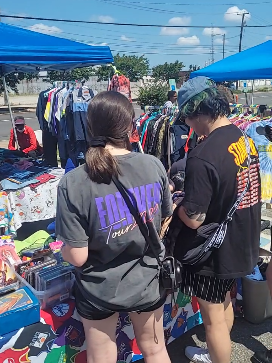 Parking lot Thriftin 👕💥✨️ #va #rva #vintageshirt #viraltiktok  #thriftfinds  #thrifted #vintagevibes  #popupshop  RetroVintagethrift.com 