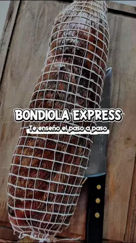 ✨ Bondiola Gourmet Express (Receta de mamá)  Para 1  bondiola (1.5 kg/2) 2 kg de sal parrillera o entrefina 🧂 + 200 g de azúcar 🍬  🍋 Ralladura de limón + 1 cda de pimienta molida 🌿 Masajeá con la mezcla hasta que “transpire” y cubrí por completo la pieza con la mezcla de sal, azúcar y especias. ❄️ Dejala 3 días en heladera (algunos recomiendan por el sabor de la sal 24 hs por cada kilo de carne) Enjuagá, secá y sumergí en 1–2 L de vino blanco (dependiendo del tamaño) 💡 Podés aromatizar con ajo 🧄, romero, laurel y pimienta negra. Tras 24 h, secá bien y untá con una pasta de pimentón dulce + bebida blanca (whisky,ginebra, vodka) Envolvé en papel vegetal microporoso, atá y colocá en red. 🌬 Madurá a 15–18 °C con 60 % de humedad hasta que pierda un 30 % de su peso original (colgala en lugar fresco, oscuro y sino en heladera, te llevará más tiempo) tiempo de maduración: depende de la temperatura y tamaño. 🔪 Cortá y disfrutá… ¡pura magia gourmet! 😍🥓 Hecha en casa, la bondiola puede ser parte de una alimentación equilibrada: controlás ingredientes, evitás aditivos y disfrutás con conciencia. Porque el placer también nutre!❤️ #BondiolaGourmet #CocinaCasera #RecetasFaciles #Charcuteria  #CocinaGourmet #RecetasVirales #CharcuteriaCasera #FoodieArgentina 