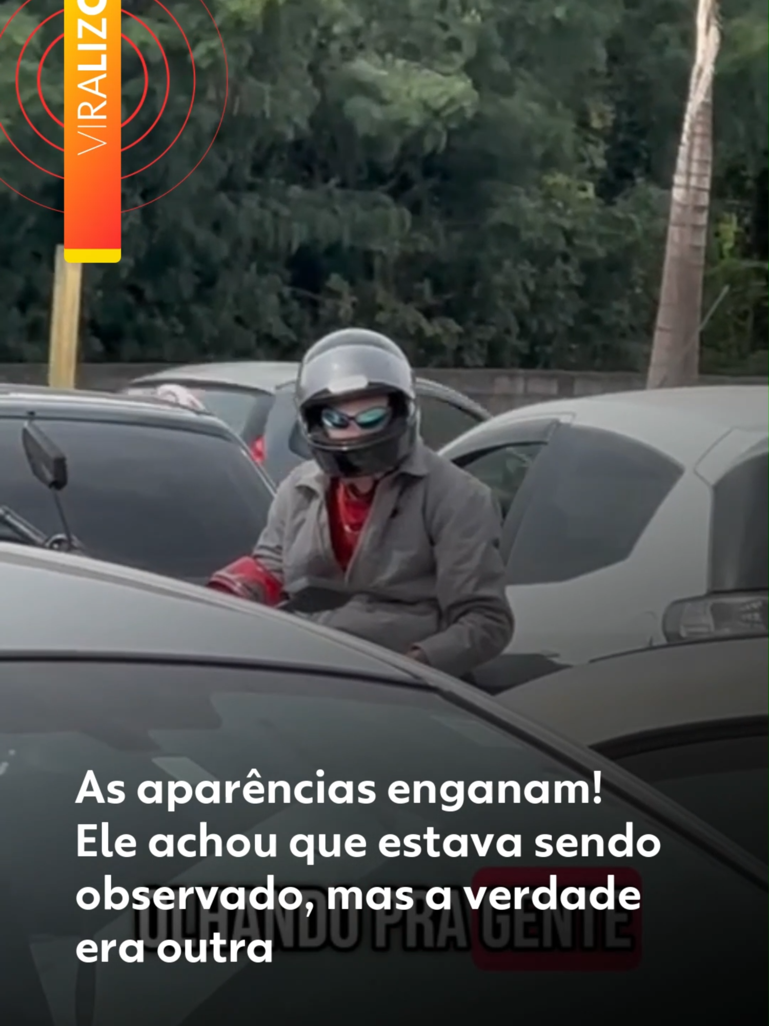 #Viralizou 🏍️ - O que parecia ser um momento de tensão acabou se revelando uma cena inusitada. Um homem achava que estava sendo encarado por um motoqueiro, quando a verdade era outra. 🕶️O capacete levantado e os óculos apoiados na cabeça do motociclista criavam a ilusão de um olhar fixo e atento. Na realidade, o motoqueiro estava de cabeça baixa, totalmente distraído mexendo no celular, sem sequer notar o mal-entendido. Às vezes, basta um detalhe para transformar a percepção de uma situação, né. Você também caiu nessa 'pegadinha'? Créditos: italo_benevides._ | @myhoodbr Clique em 'leia o artigo' para ver outros vídeos do #g1. #moto #carro #ilusãodeotica #g1viralizou