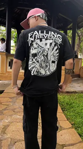 With raw lyrics and genre-bending sounds, Falling In Reverse doesn’t just play music — they tell the stories of those living on the edge !!! #fallinginreverse #rockshirt #fallinginreverseband #ronnieradke #popularmonster 