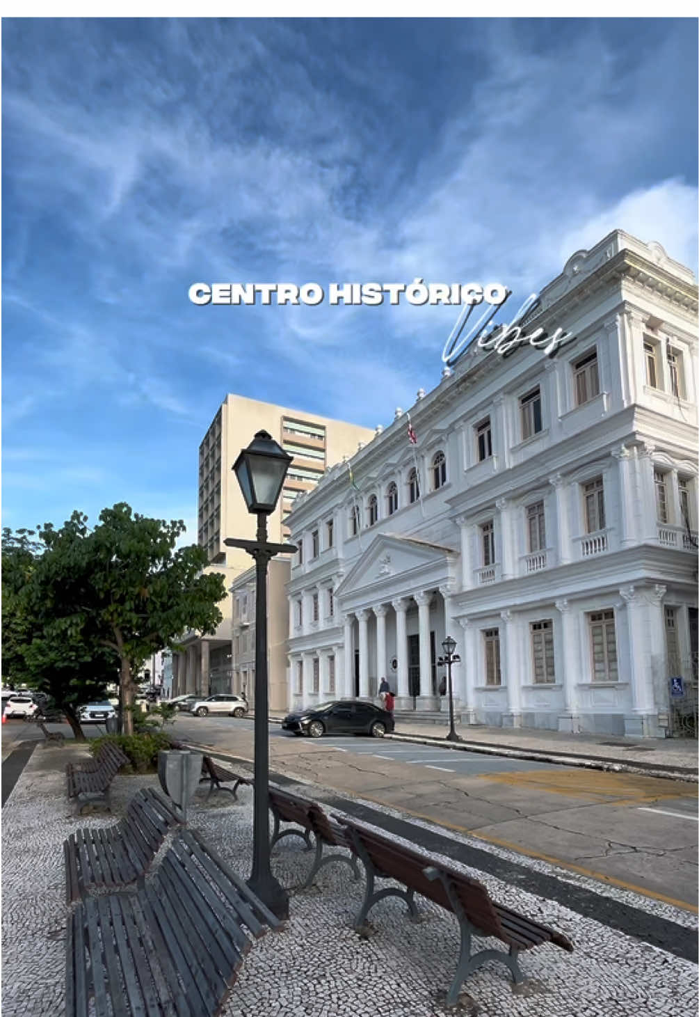 Centro Histórico de São Luís ♥️ Caminhar pelo Centro Histórico de São Luís é como viajar no tempo. Entre casarões coloniais, ruas de pedra e fachadas coloridas, você pode explorar museus, visitar lojinhas cheias de artesanato, encontrar cafés e restaurantes charmosos e se encantar com apresentações culturais que acontecem nas praças. A cada esquina, a história se mistura com a vida pulsante da cidade, criando um cenário único para quem ama cultura, arte e nossa rica gastronomia. E se a ideia é aproveitar ao máximo, o domingo é o dia perfeito. A Feirinha São Luís transforma o coração da cidade em um grande encontro, com barraquinhas repletas de comidas típicas, música ao vivo, artesanato e diversas atrações que celebram o melhor da cultura maranhense. Uma experiência que conquista todos os sentidos e rende memórias inesquecíveis.
