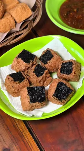 Kali ini saya berkunjung ke Kota Sumedang yang terkenal dengan Tahu Sumedang dan Ubi Cilembunya. Hari ini saya berkesempatan mencoba Tahu Bungkeng yang sering di sebut sebagai tahu Sumedang. Berdiri sejak tahun 1917 dan menjadi tahu Sumedang Pertama di Indonesia ☺️ Ada yg pernah kesini ? Kalo main ke Sumedang jgn lupa buat beli oleh2 wajib Khas Sumedang yaitu tahu Bungkeg ini.  Ada yg tahu lokasinya? Komen dibawah ya 🤭 #sumedang #kulinersumedang #kulineransumedang #jajananansumedang #sumedangjawabarat #tahusumedang #tahubungkeng 