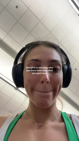 🚶‍♀️discipline > motivation. showing up even when it’s hard. #stairmaster #disciplineovermotivation #gymgrind #fitnesstiktok #mentalstrength #selfrespect #gymrat 