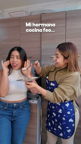 Etiqueta a esa persona que cocina con amor 🤣🩷🙌 mi hermana sí que cocina feo pero la amo !!  #humor #comedia #musical #cocinar #hermanas #familia #mujeres #katyshei 