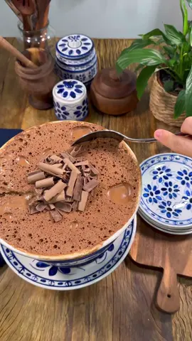 QUAL EU DEVO ENSINAR? • chocolate branco com limão • cacau e castanhas • baunilha • chocolate com pimenta • papaya com cassis Ingredientes: • 8 claras • 200g de açúcar • 600g de chocolate •400g de creme de leite #mousse #chocolate #receitas 