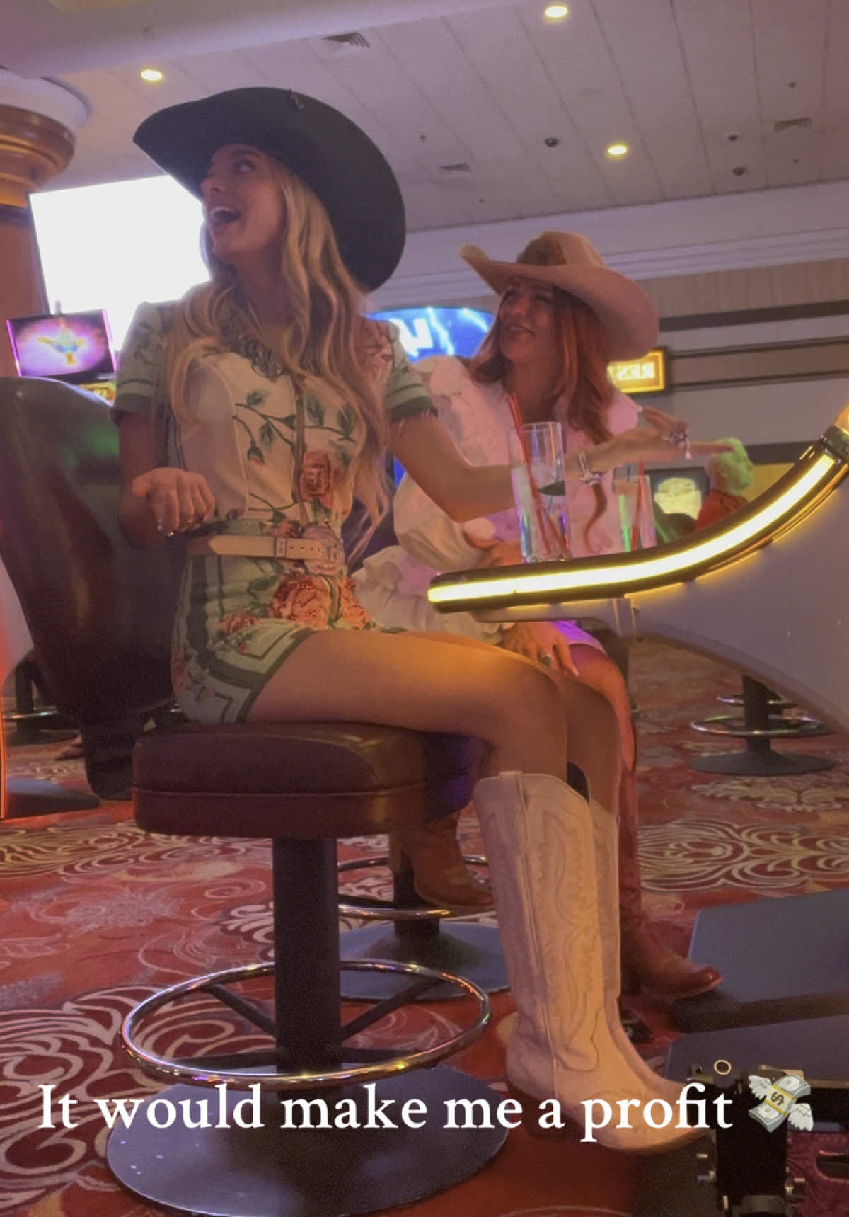Guess I was feeling lucky 😂🍀🎰 #southpoint #lasvegas #runforamillion #westernfashion @lauren.oakes_ @therunforamillionofficial 