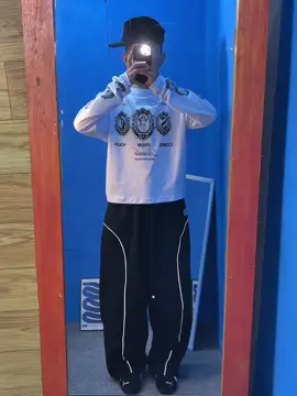 nih celana sweatpants reflektif😜🤩 #rekomendasi #outfit #foryou #outfitinspo 