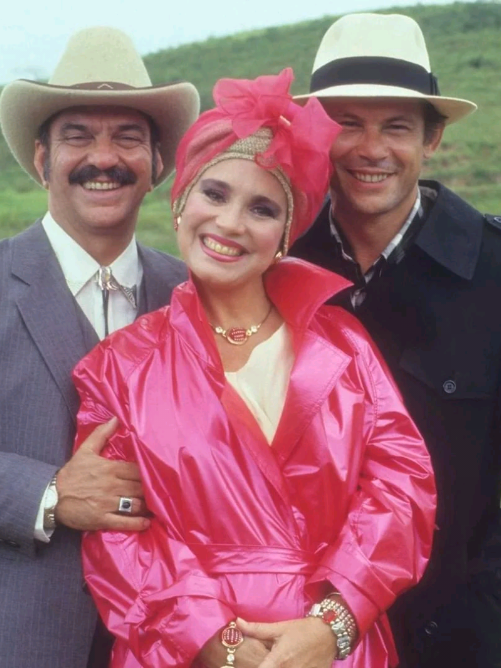 Roque Santeiro (1985) é uma das obras mais importantes da teledramaturgia brasileira, marcada por recordes de audiência e enorme repercussão cultural. Escrita por Dias Gomes e Aguinaldo Silva, trouxe José Wilker no papel-título, ao lado de Regina Duarte como a viúva Porcina e Lima Duarte como o poderoso Sinhozinho Malta. A trama, ambientada na fictícia Asa Branca, misturava humor, crítica social e drama, tornando-se um clássico inesquecível da TV. #novelas #teledramaturgia #tvglobo #roquesanteiro #valeapenaverdenovo 