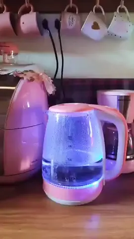 💖 Água quentinha com muito estilo! 😍 A Jarra Elétrica de Vidro Rosa com LED azul vai deixar sua cozinha mais linda e prática! ⚡ Ferve rápido – disponível em 110v e 220v 💎 Vidro temperado resistente 📦 Envio imediato 🛒 Achadinho da Shopee que une beleza e praticidade! ✨ #AchadinhosDaShopee #ChaleiraElétrica #JarraDeVidro #CozinhaEstilosa #Praticidade   