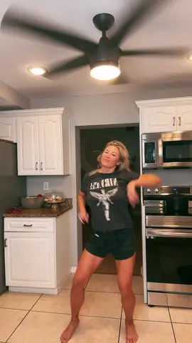 Still not over this trend 😅 #ifeelgood #trending #dancetrend #trends #tiktokdance #dance #fyp #foru #viralvideo #viraldance #foryoupage 