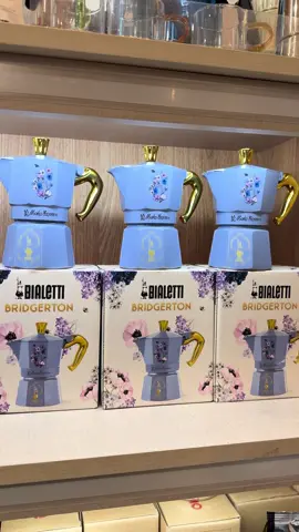 BIALETTI BRIDGERTON inspirada en la serie de Netflix “Bridgerton” Esta colaboración combina el estilo clásico y refinado de la serie con el diseño tradicional de las cafeteras italianas Moka de Bialetti. Incluye detalles florales o elementos de época. #tina #tinaycomarket #tinayco #bialetti #bialetticaffe #bialettiofficial #bialetticafe #bialettibridgerton #bridgertonnetflix #bridgerton #flores #cafe #coffee #cafetera #cafeteria #viral #bebidas #importado #bazar 