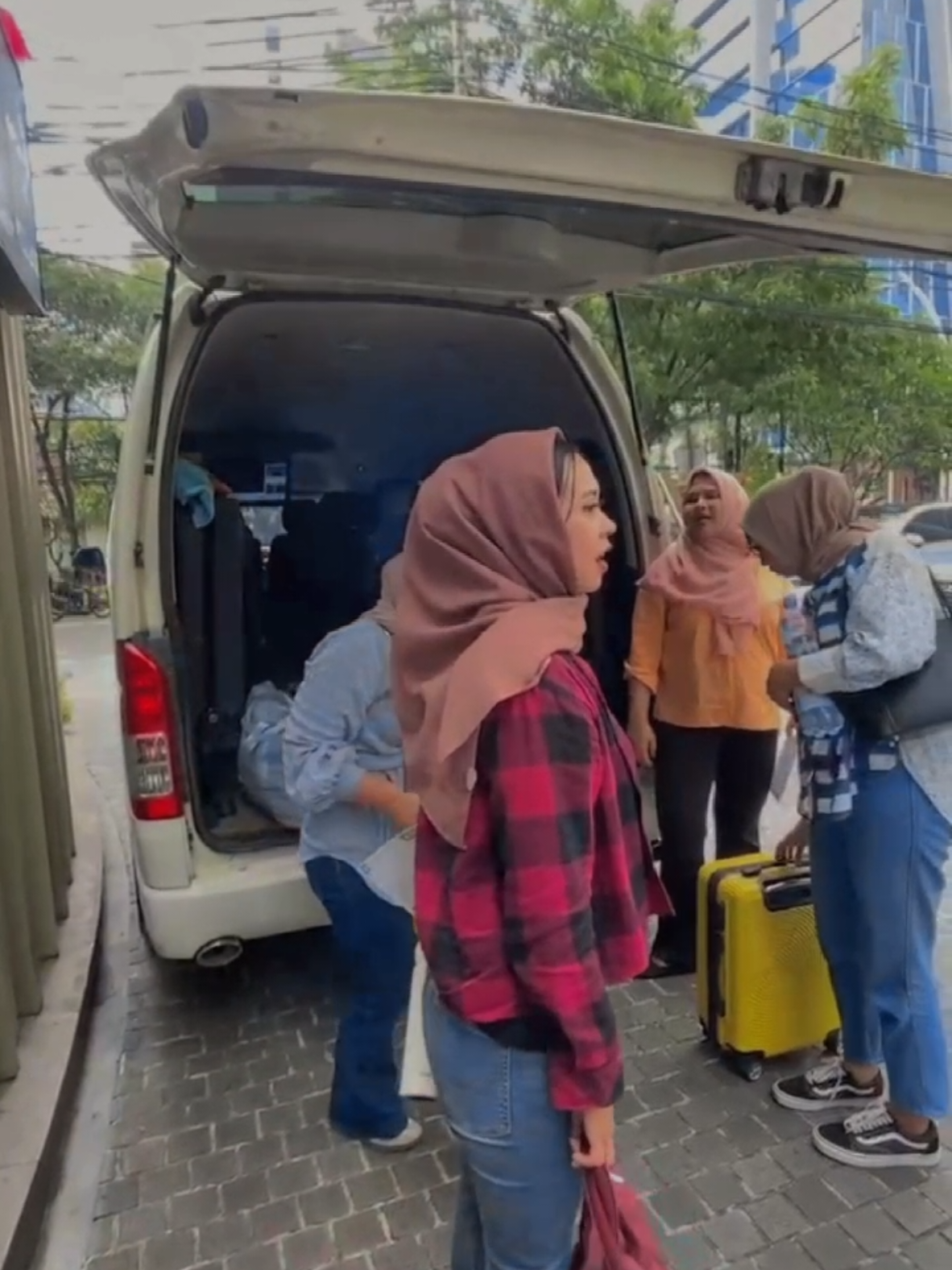 Perjalanan sangat seruu bareng kakak-kakak dari Bank BJB long trip Jakarta, terimakasih atas kepercayaan nya 😊 #karaoke #sewahiaceciamis #storywa #hiaceciamis #drivermuda #storydriver #rentalhiace #fypシ #hiaceindonesia #pariwisata #soundviral #wonderfulindonesia #travel #CapCut 