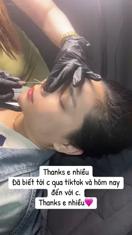 NÂNG MŨI BẰNG CHỈ LÀ GÌ? Nâng mũi bằng chỉ là phương pháp cấy  sợi chỉ Collagen, chỉ sinh học…vào dưới da ở vùng mũi với mục đích kéo  cao sống mũi mà không cần phẫu thuật. Các sợi chỉ này được cấy vào trong  mũi có khả năng tăng sản sinh Collagen và liên kết tế bào, các cơ ở mũi  tạo độ cao tự nhiên cho chóp mũi. Các loại chỉ để hỗ trợ nâng  mũi hiện nay như: chỉ Collagen Hàn Quốc, Untra V – Lift, Hiko, Misko từ  Mỹ…. đều có độ tương thích cao với cơ thể và rất an toàn. Theo thời gian  các loại chỉ nâng mũi này sẽ tự tiêu vì thế không cần phải phẫu thuật  loại bỏ. #nhàVyspa #thẫmmỹ #thủdầumột #viralvideo #ilovetiktok 