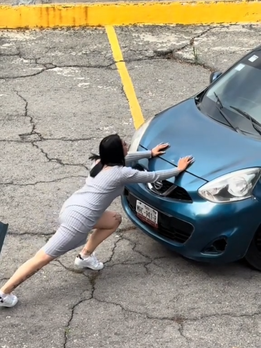 como cuando tienes que ayudar a tu novio a empujar el carro🤭 #noviaenojada😠 #noviopobre #odioserpobreloodio  #empujandocarro 