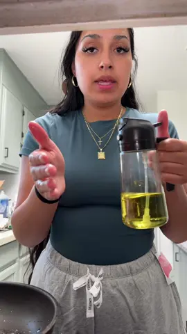 #oildispenser #sprayoildispenser #sprayoil #reusableoilspraybottle #kitchenfinds #tiktokshopcreatorpicks 