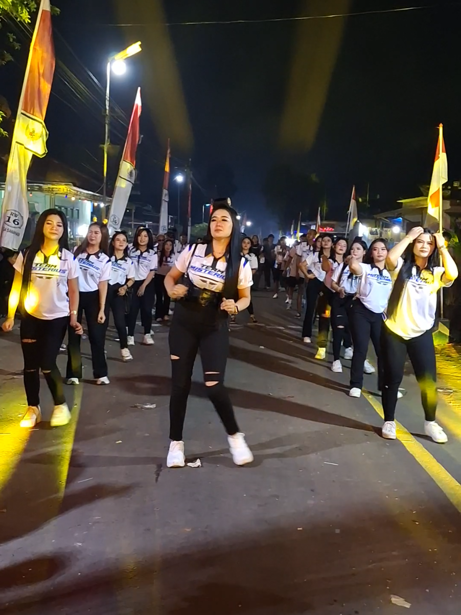 guayeng 💃🔥  #karnavalsawahanturen #karnaval2025 #karnavalsoundsystem #soundsystemjawatimur #fyp #viral #4upage   @ichafebry__  @Vaneshaozaka @apreliaayu @isaribkaa @nndanrasyh02 @indriajaa28  