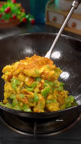 🥚🔥 “คั่วไข่ให้หอม ผัดมะระให้ไม่ขม…ต้องกระทะเหล็กเท่านั้น!” #ครัวtiktok #อาหาร #ทําอาหารกินเองง่ายๆ #ไอเดียอาหาร 