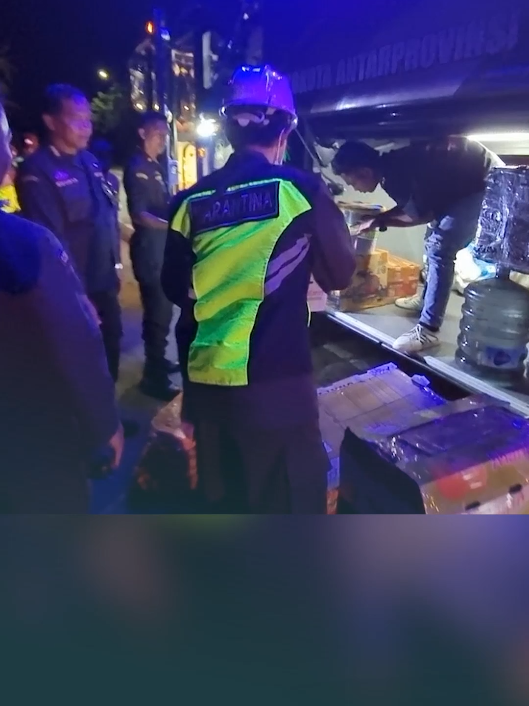 Puluhan truk yang membawa komoditas pertanian dari Pulau Sumbawa seperti jagung, gabah, bawang merah, dan kacang-kacangan, terjaring dalam operasi patuh gabungan karantina tahun 2025 di Pelabuhan Pototano (08/08). Selain angkutan komoditas barang, operasi patuh karantina ini juga menyisir barang-barang bagasi penumpang di dalam bus malam, travel dan kendaraan pribadi. Didapati bertumpuk dengan barang-barang lainnya, buah segar berdus-dus di dalam bagasi diturunkan petugas operasi patuh karantina saat itu. Buah segar di dalam bagasi bus ditahan petugas karantina saat supir tak bisa melihatkan surat keterangan jaminan kesehatan karantina dari daerah asal. Begitu juga dengan 10 ekor ayam kampung yang didapati petugas operasi patuh karantina di bus malam lainnya dilakukan penahan di satuan pelayanan pelabuhan tano untuk dimintai keterangan dokumen karantina daerah asal. Kepala Karantina NTB, Agus Mugiyanto dalam sambutanya menyampaikan, “Kegiatan ini merupakan upaya kami untuk meningkatkan kesadaran masyarakat, khususnya pelaku usaha dalam skala besar ataupun kecil serta masyarakat umum untuk melaporkan kepada petugas karantina sebelum melalulintaskan komoditas hewan, ikan dan tumbuhan secara langsung, namun cara yang kami lakukan dengan pendekatan humanis